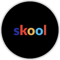 a black circle with the word skool on it
